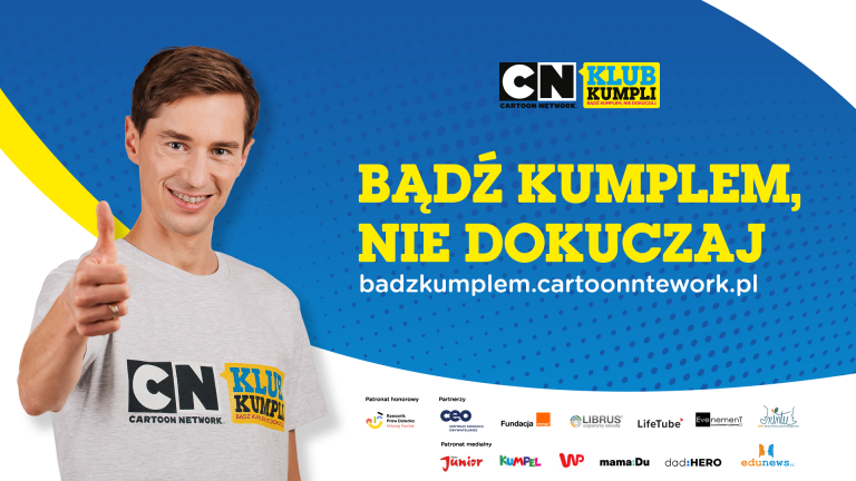 Po lewej stronie grafiki uśmiechnięty Kamil Stoch wyciąga rękę z podniesionym do góry kciukiem. Po prawej napis "Bądź kumplem nie dokuczaj" oraz adres strony www badzkumplem.cartoonnetwork.pl. Na dole logotypy organizacji.